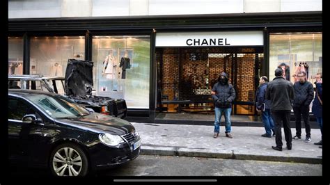 braquage chez chanel|Paris : une boutique de luxe Chanel braquée à la voiture.